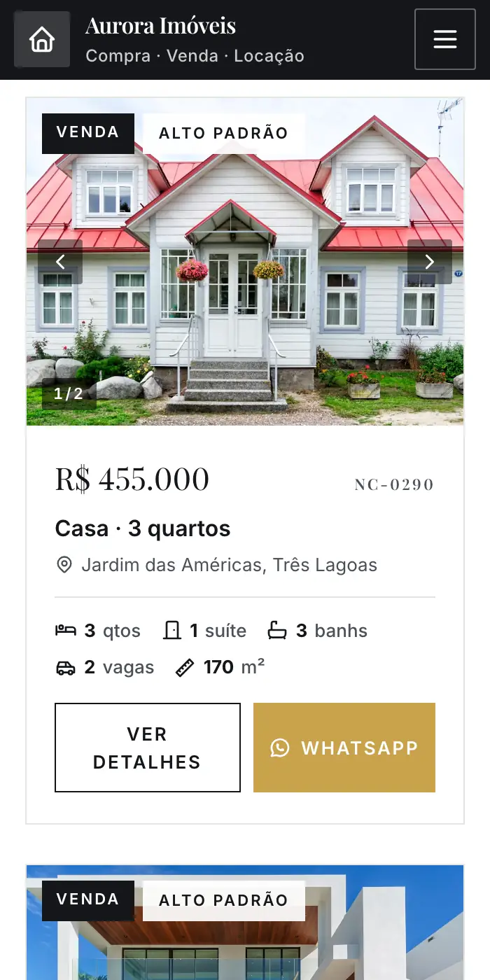 O mesmo site no tema Alto padrão, com cabeçalho escuro e a marca em azul-marinho e dourado